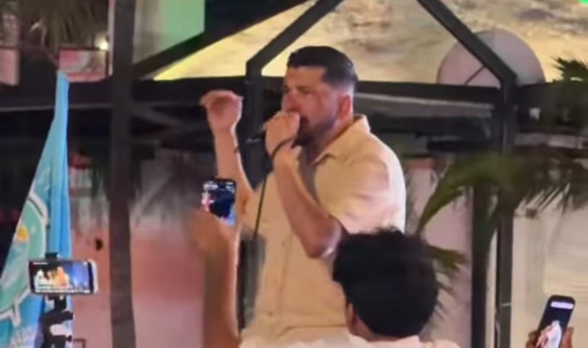 Luis Ángel "El Flaco" da concierto improvisado en las Letras de Mazatlán