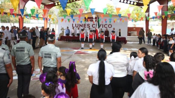 Llevan el Lunes Cívico a la Escuela Primaria Constitución de 1917, en Mazatlán, Sinaloa