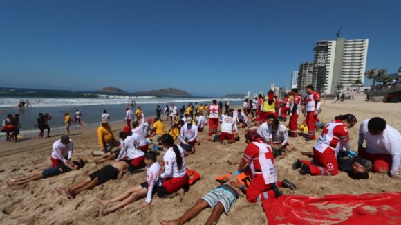Realizan en Mazatlán, Sinaloa macrosimulacro con 39 pacientes para certificar a 130 salvavidas previo a Semana Santa