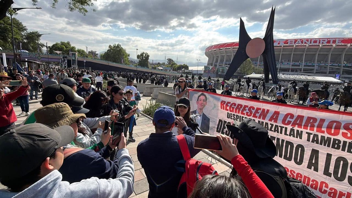Madre de Carlos Emilio se manifiesta afuera del Estadio Banorte, en la CDMX