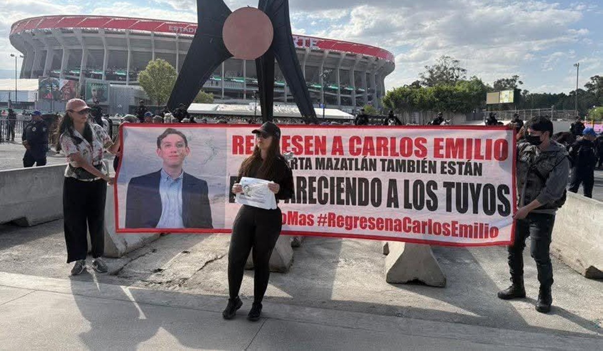 Madre de Carlos Emilio se manifiesta afuera del Estadio Banorte, en la CDMX