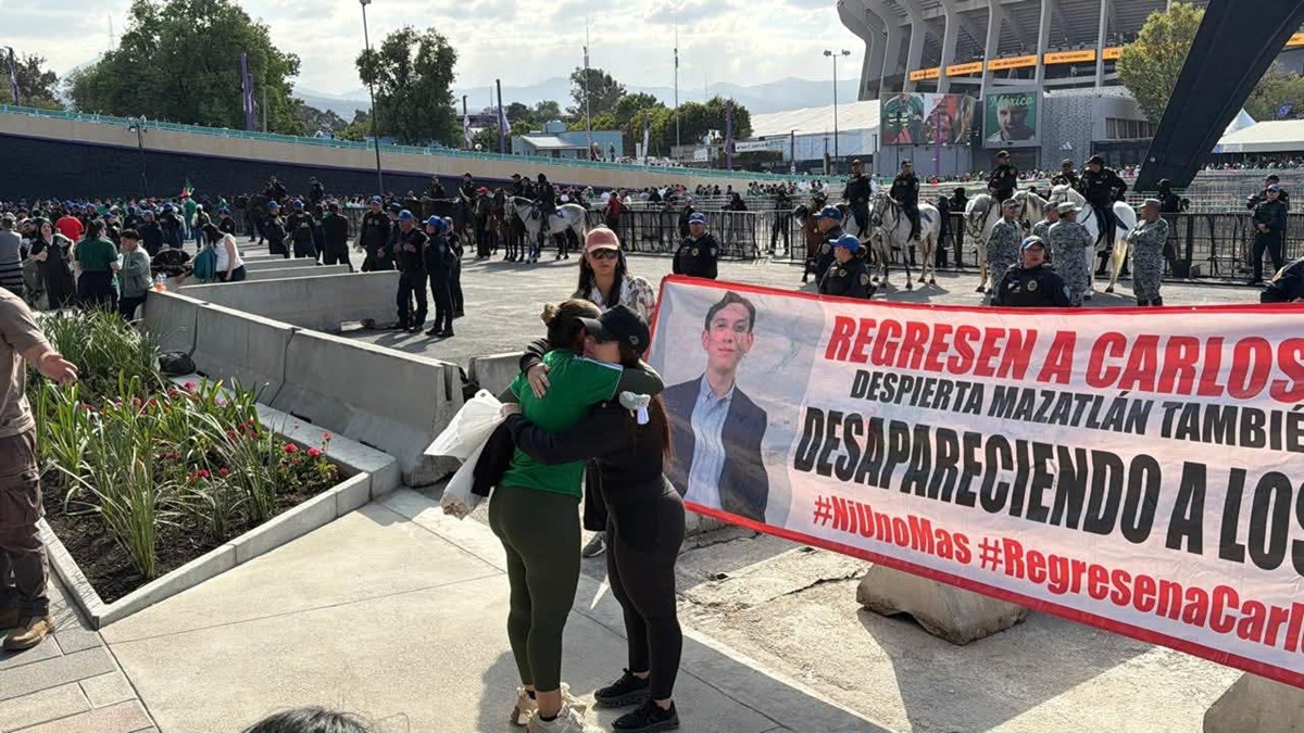 Madre de Carlos Emilio se manifiesta afuera del Estadio Banorte, en la CDMX