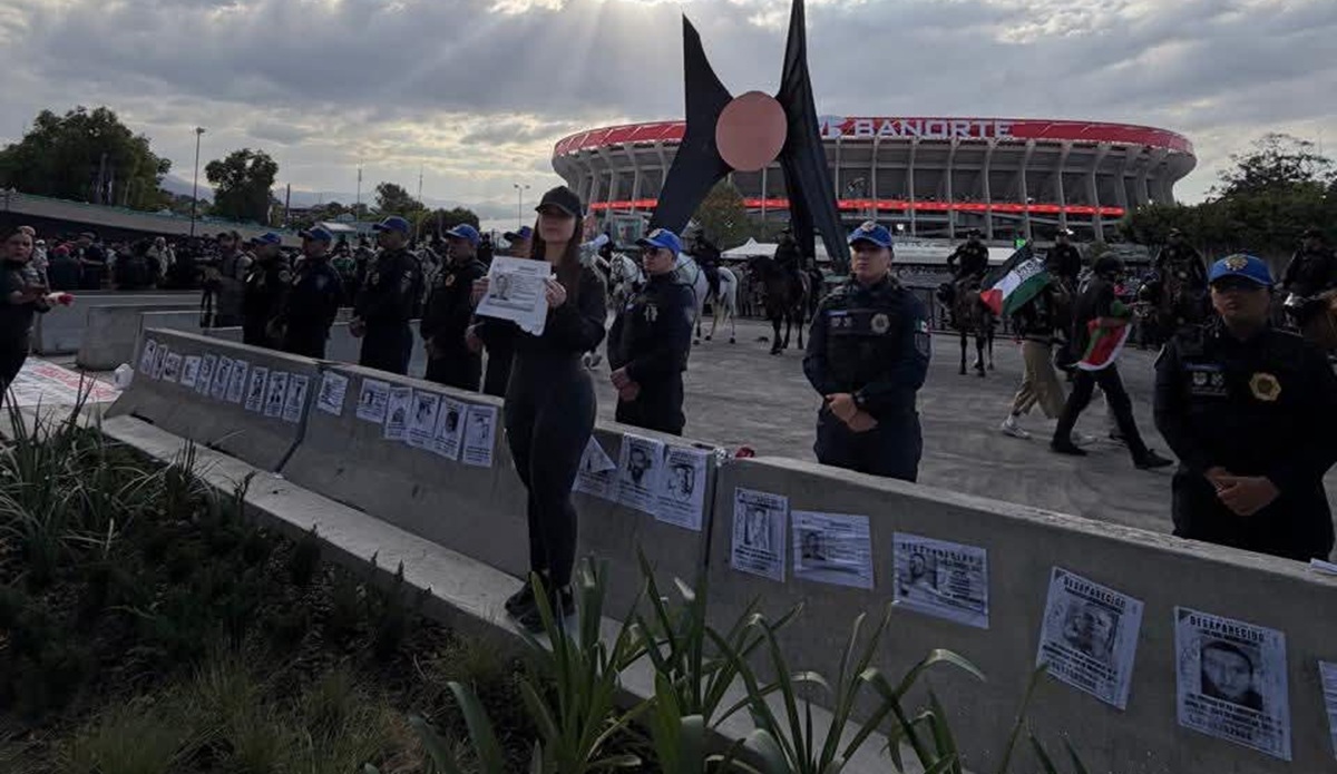 Madre de Carlos Emilio se manifiesta afuera del Estadio Banorte, en la CDMX