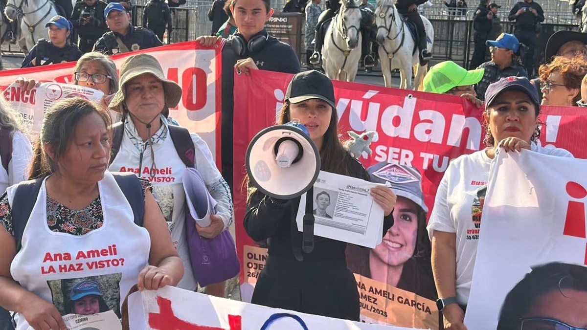 Madre de Carlos Emilio se manifiesta afuera del Estadio Banorte, en la CDMX