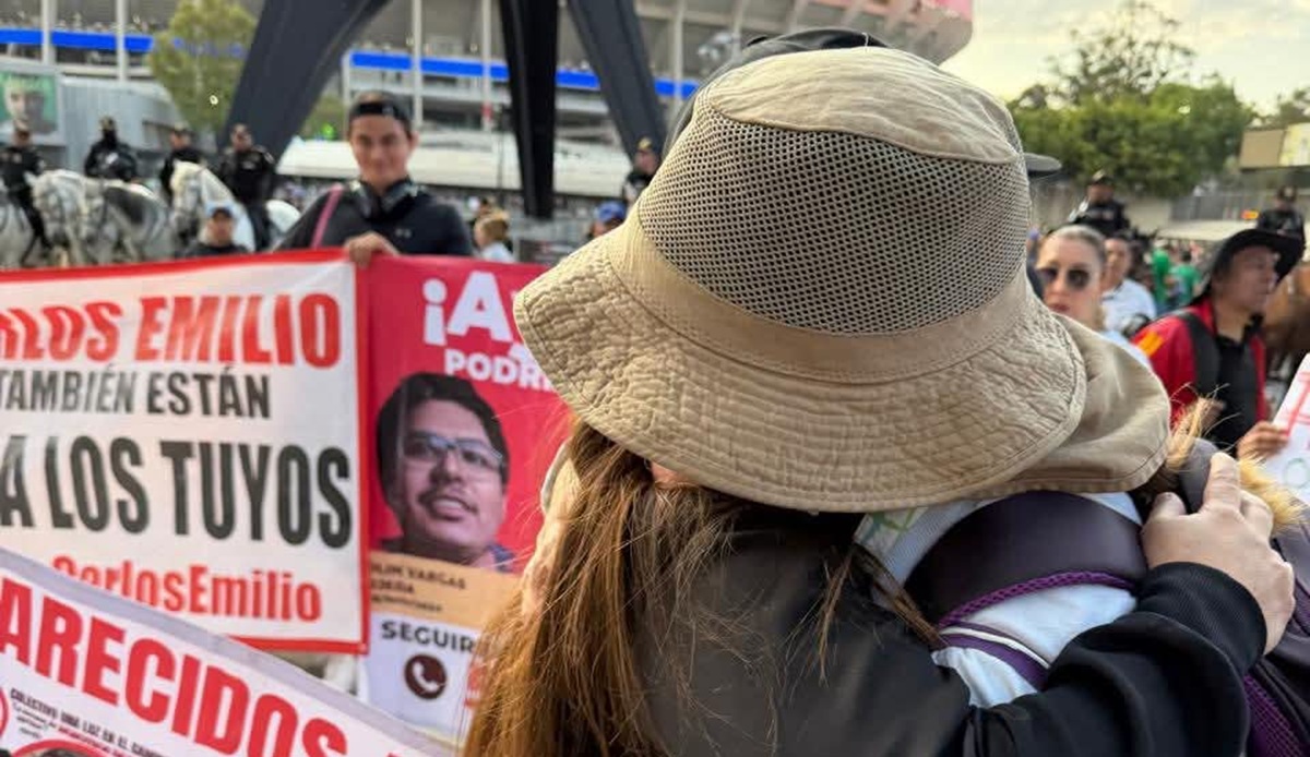 Madre de Carlos Emilio se manifiesta afuera del Estadio Banorte, en la CDMX