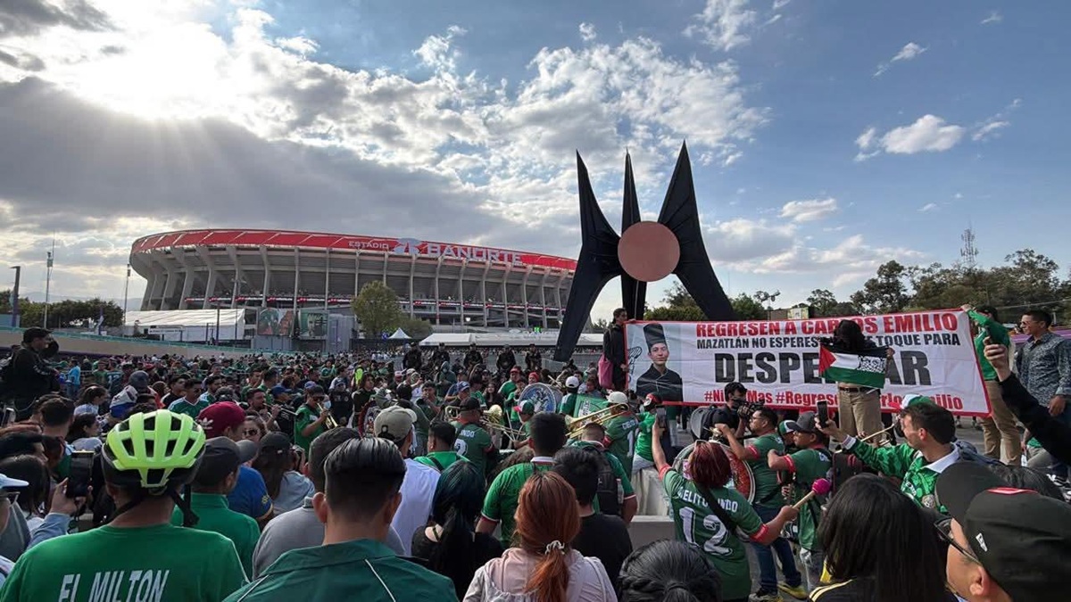 Madre de Carlos Emilio se manifiesta afuera del Estadio Banorte, en la CDMX