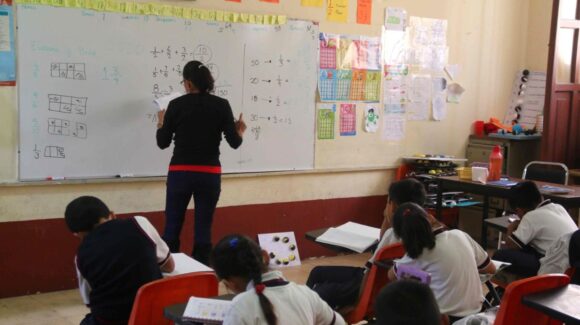 ¿Debe adelantarse el fin del ciclo escolar por el calor extremo? Analizan condiciones en escuelas de Choix y El Fuerte