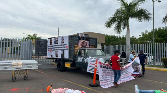 A un año y medio de violencia en Sinaloa, con un ataúd, piñatas y mantas se manifiestan colectivos afuera del Congreso del Estado