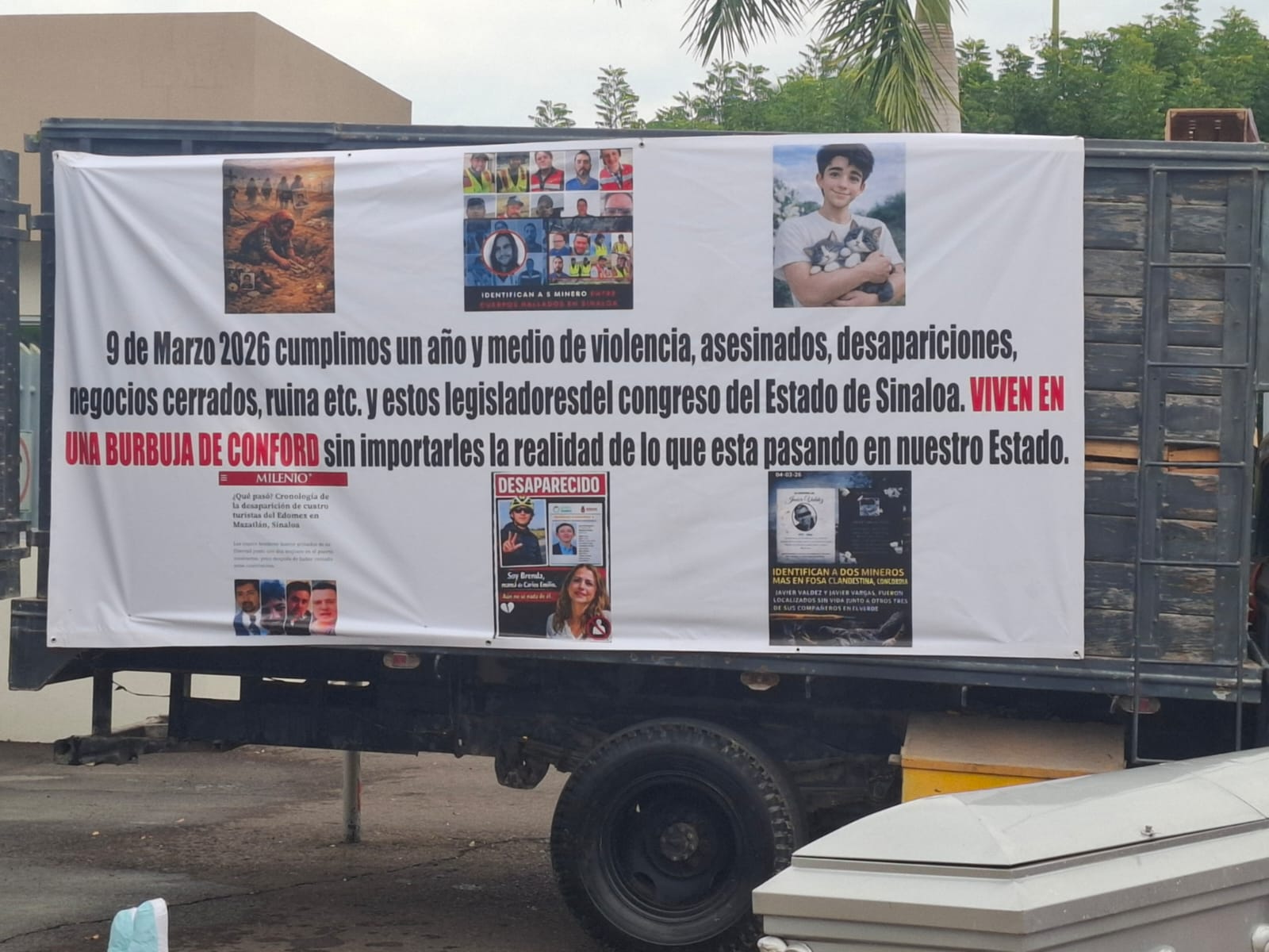A un año y medio de violencia en Sinaloa, con un ataúd, piñatas y mantas se manifiestan colectivos afuera del Congreso del estado