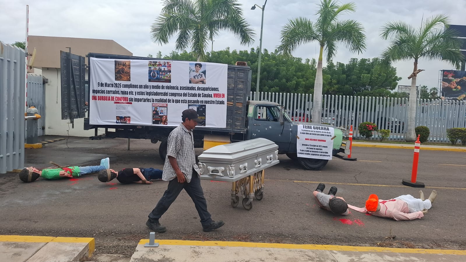 A un año y medio de violencia en Sinaloa, con un ataúd, piñatas y mantas se manifiestan colectivos afuera del Congreso del estado