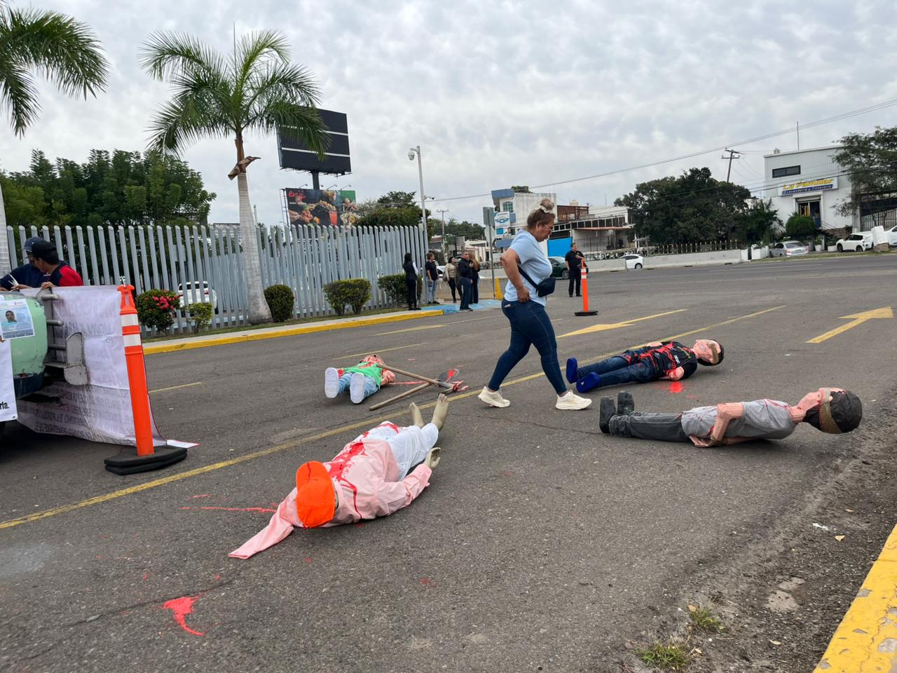 A un año y medio de violencia en Sinaloa, con un ataúd, piñatas y mantas se manifiestan colectivos afuera del Congreso del estado