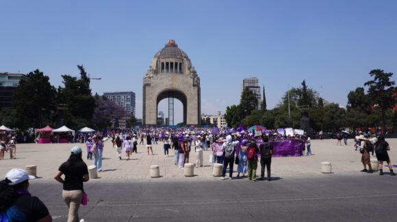 FOTOS | Miles marchan en CDMX por el 8M: la marea feminista avanza del Ángel de la Independencia al Zócalo