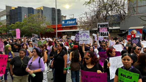 “Marchamos por las que ya no están y por las que siguen esperando justicia”: decenas de mujeres marchan en el 8M en Los Mochis