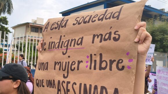 Ambientalistas y periodistas se suman a la marcha del 8M en Mazatlán, Sinaloa, para exigir seguridad y justicia
