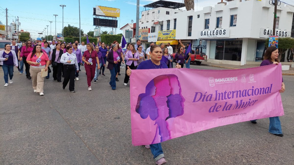 marchan en guamuchil por el dia internacional de la mujer calle