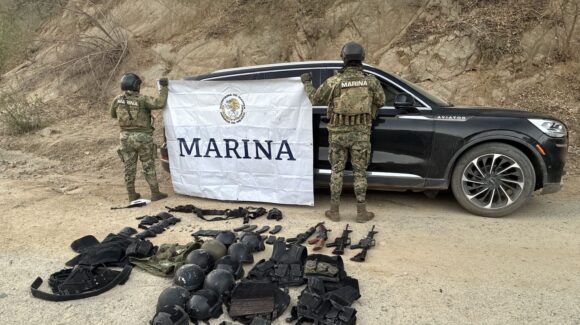 Marina asegura vehículo de lujo y armas largas en Chinobampo, El Fuerte, Sinaloa