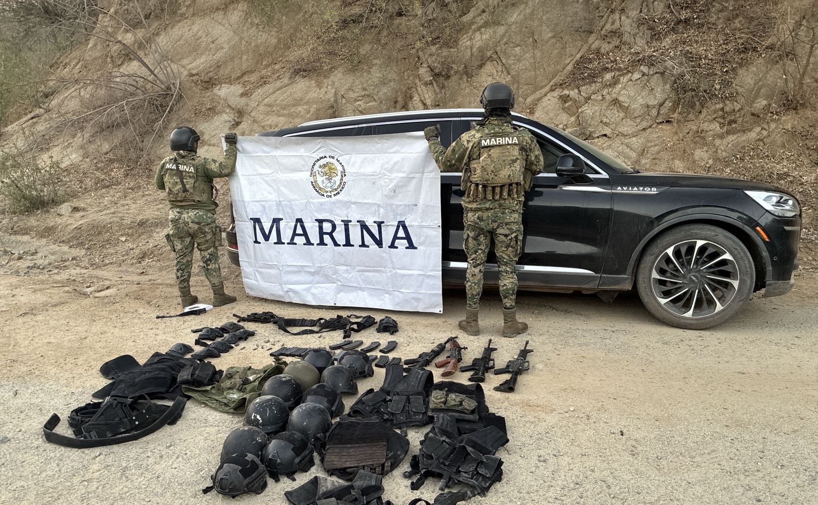 Marina asegura camioneta de lujo con arsenal en Chinobampo, El Fuerte