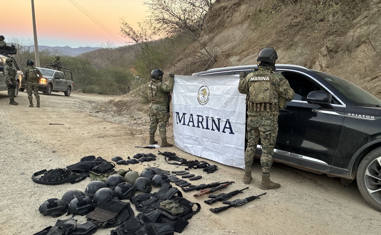Marina asegura camioneta de lujo con arsenal en Chinobampo, El Fuerte