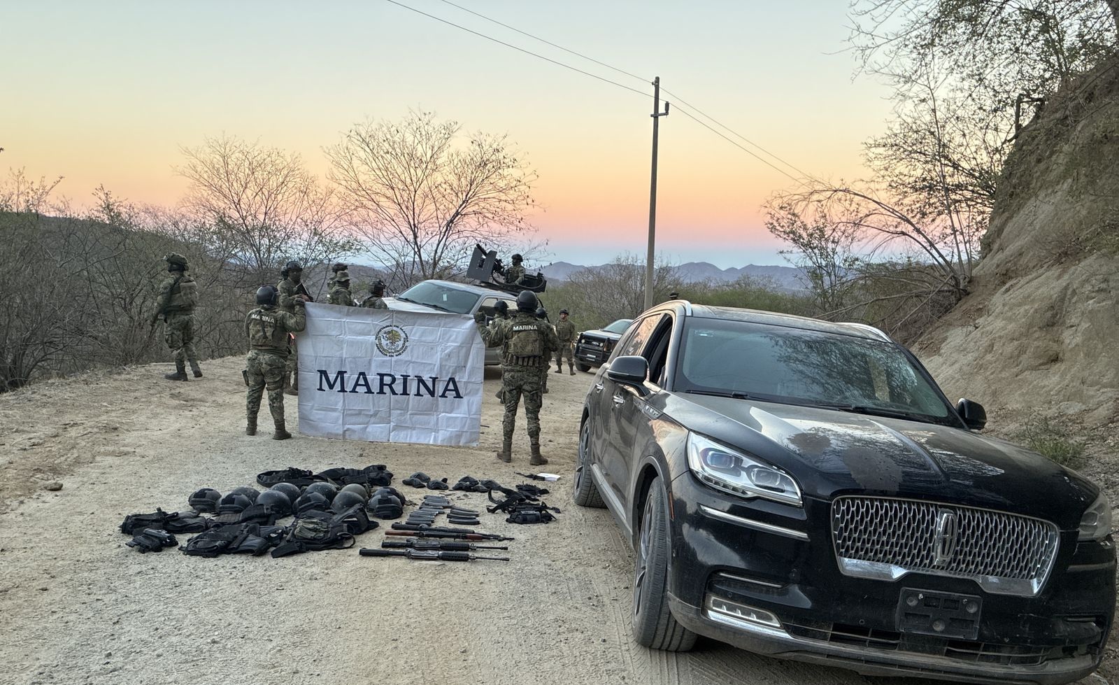 Marina asegura camioneta de lujo con arsenal en Chinobampo, El Fuerte