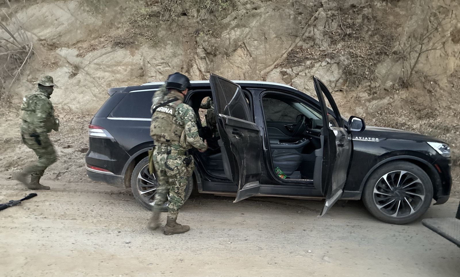 Marina asegura camioneta de lujo con arsenal en Chinobampo, El Fuerte