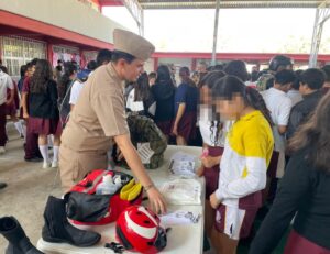 Marina acerca la paz a las aulas; estudiantes de secundaria en Mazatlán