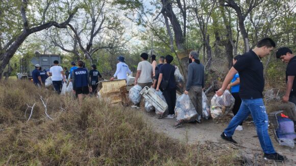 Marina y voluntarios limpian la Isla de Soto en Mazatlán, Sinaloa, durante campaña de conservación de playas