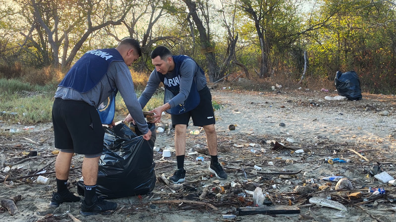 Marina y voluntarios limpian Isla de Soto en Mazatlán, Sin.