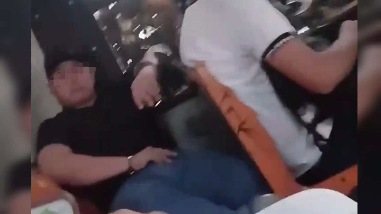 Hombre tocándose en el camión urbano de Los Mochis