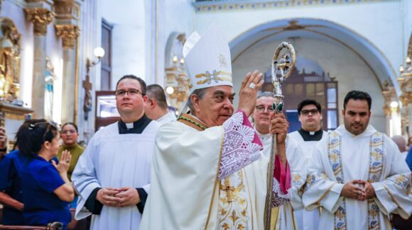 Llama Obispo de Culiacán, Juan José Herrera, a abrir su corazón a Cristo esta Semana Santa