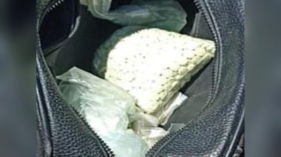 ¡Las traía en una mochila! Sujeto huye y abandona motocicleta con 104 mil pastillas de fentanilo en Culiacán, Sinaloa