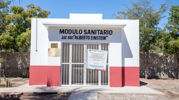 Entregan módulo sanitario en Secundaria Alberto Einstein de Palos Verdes, en Guasave, Sinaloa