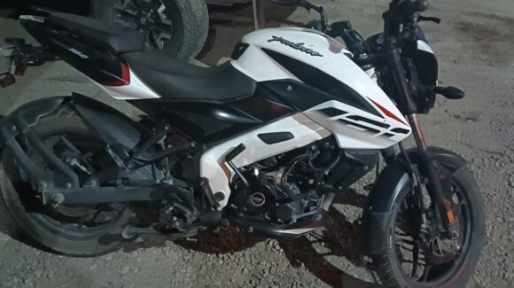 Se paseaba en moto robada en Mazatlán, Sinaloa; Policía Municipal lo intercepta durante patrullaje en Valle Dorado
