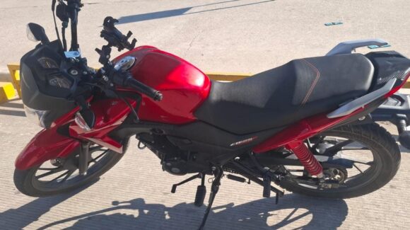 Motocicleta robada aparece en estacionamiento de plaza en Mazatlán, Sinaloa; Policía Municipal la recupera