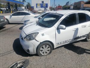 Motociclista es arrollado por un taxi en la colonia Bienestar en Los Mochis