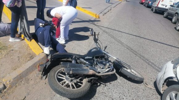Motociclista es arrollado por un taxi en la colonia Bienestar en Los Mochis, Sinaloa
