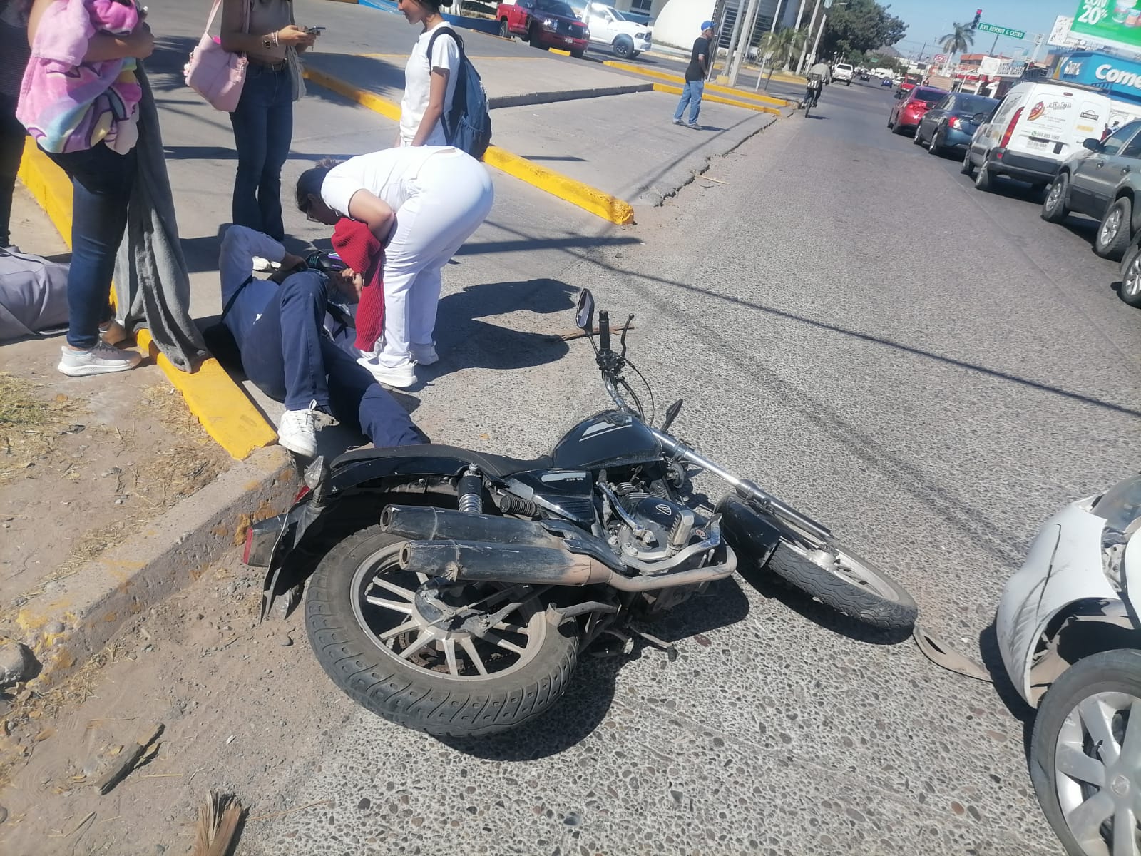 Motociclista es arrollado por un taxi en la colonia Bienestar en Los Mochis