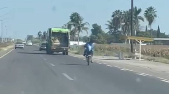 Captan a motociclista realizando maniobras de riesgo sobre la México 15 en Ahome, Sinaloa