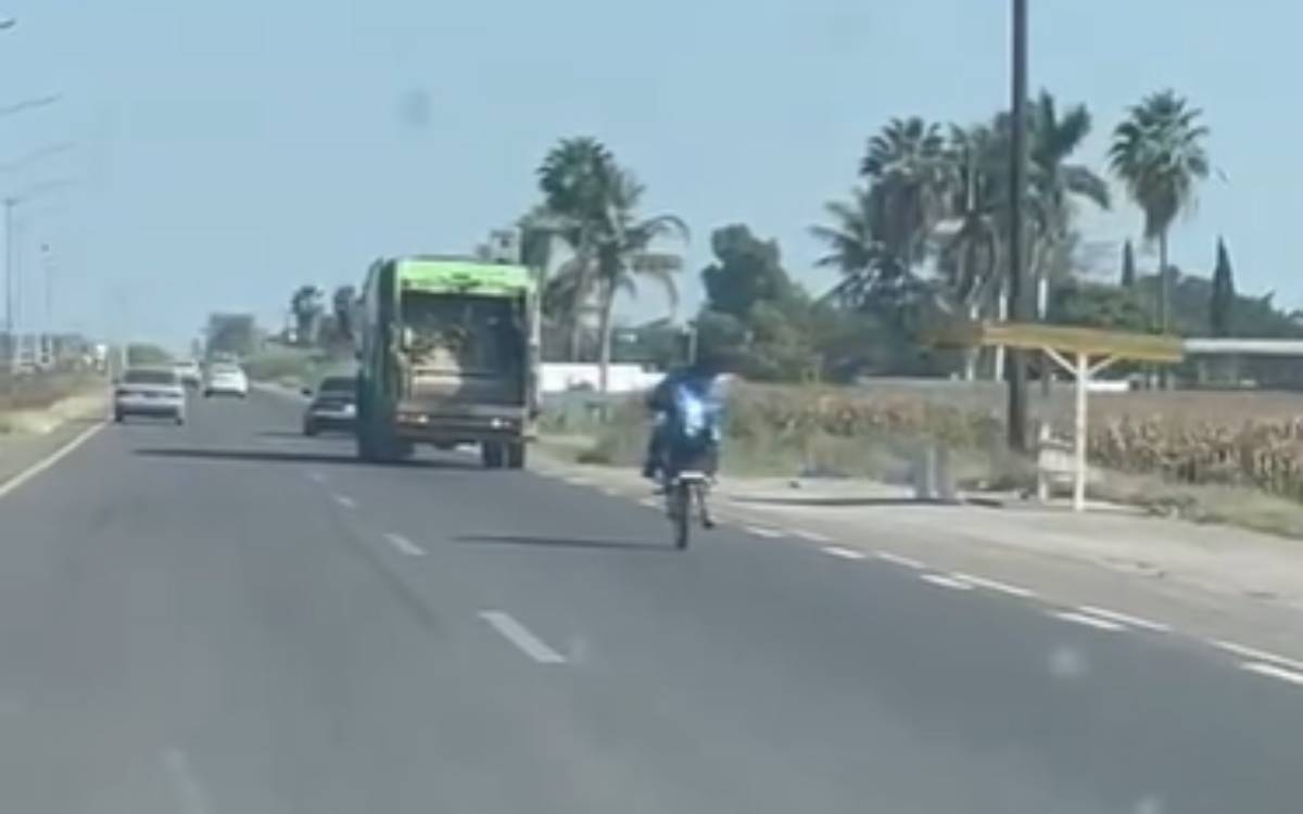 motociclista realizando maniobras de riesgo sobre la México 15 en Ahome