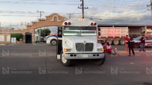 motociclista queda debajo de un camion en accidente en los mochis cruz roja