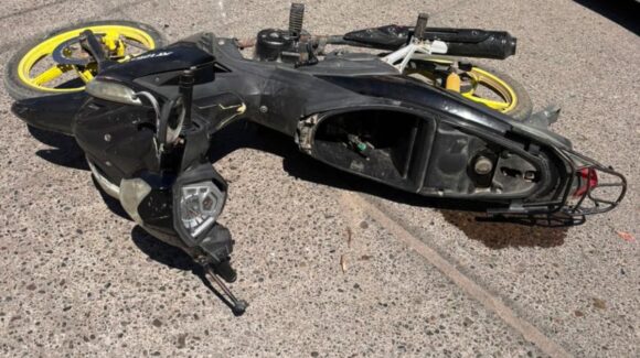 Choque entre moto y camioneta en Guasave, Sinaloa deja a una mujer lesionada