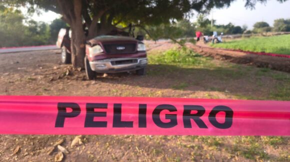 Muere hombre tras chocar contra un árbol en la carretera de Guasave, Sinaloa