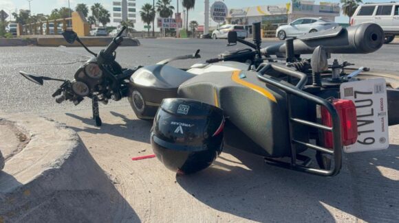 Mujer motociclista resulta lesionada tras accidente en las Arboledas de la ciudad de Los Mochis, Sinaloa