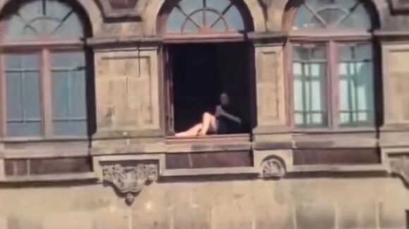Sheinbaum admite que sí hubo una mujer que tomó el sol en una ventana del Palacio Nacional; ya fue sancionada