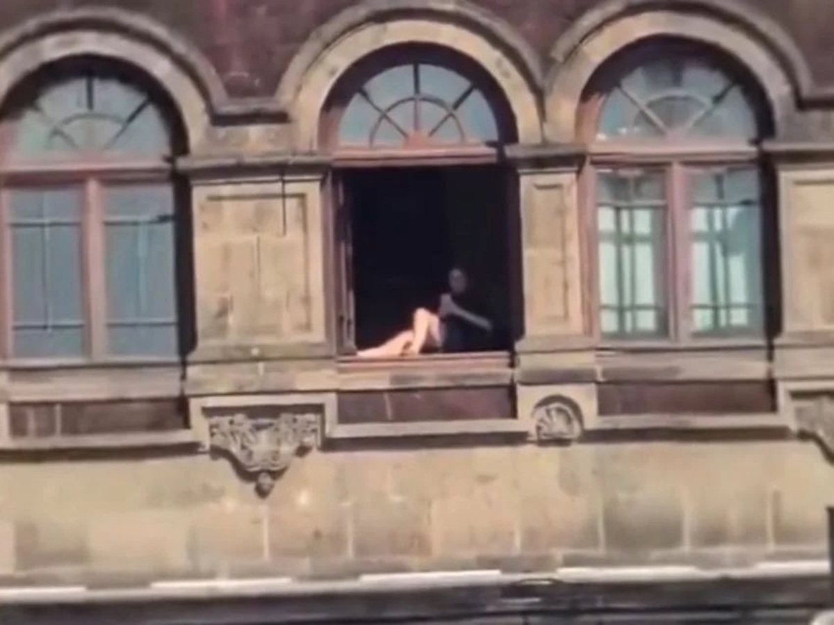 Mujer tomando el sol en Palacio Nacional