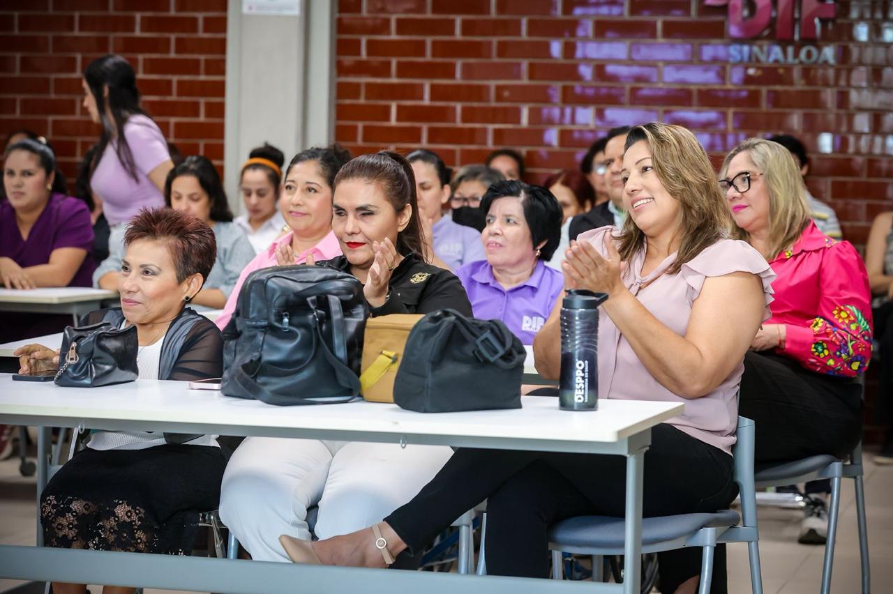 Mujeres con discapacidad visual participan en panel de DIF Sinaloa