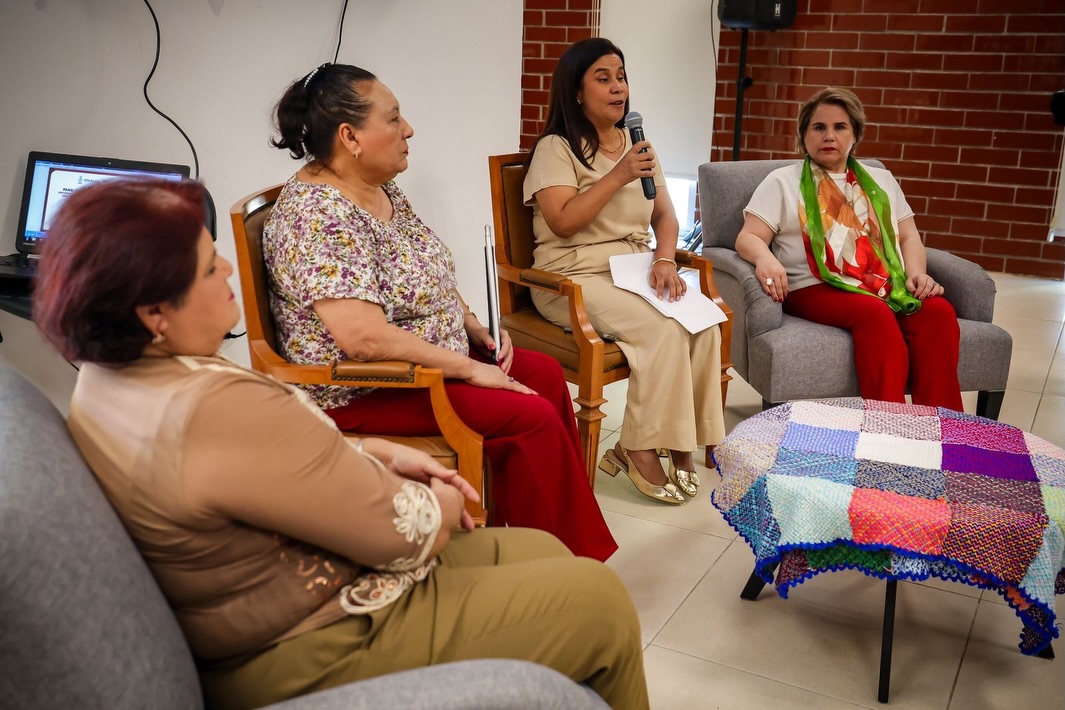 Mujeres con discapacidad visual participan en panel de DIF Sinaloa