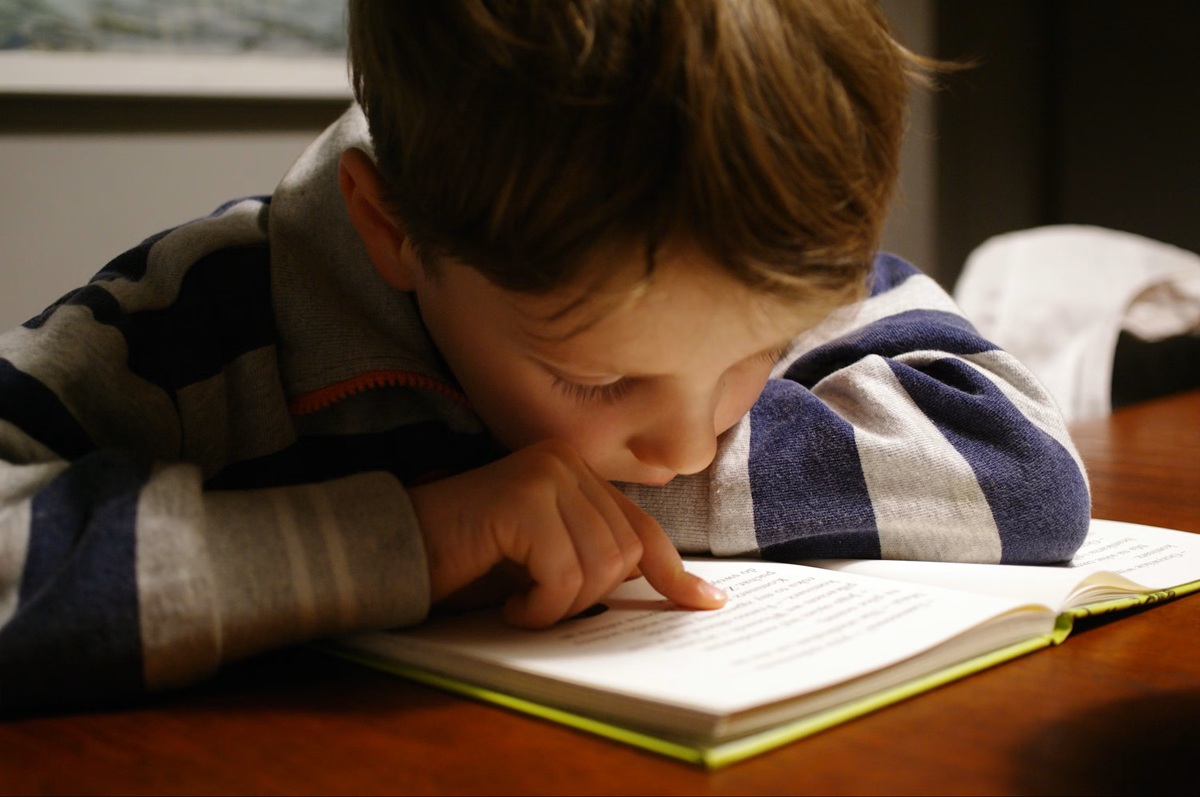 Niño leyendo un libro. México reprobado en lectura