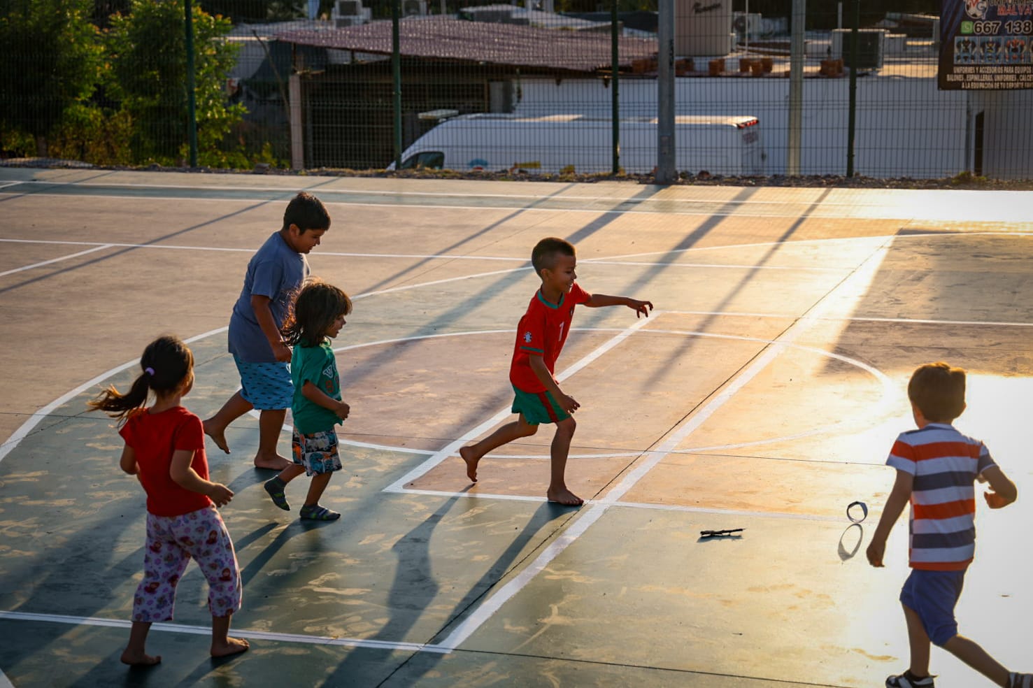 Niños juegan en cancha en Culiacán