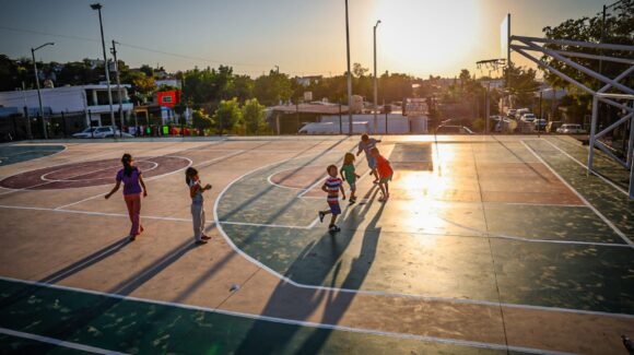 Gámez Mendívil entrega un parque y cuatro calles pavimentadas en diferentes colonias del oriente de Culiacán, Sinaloa