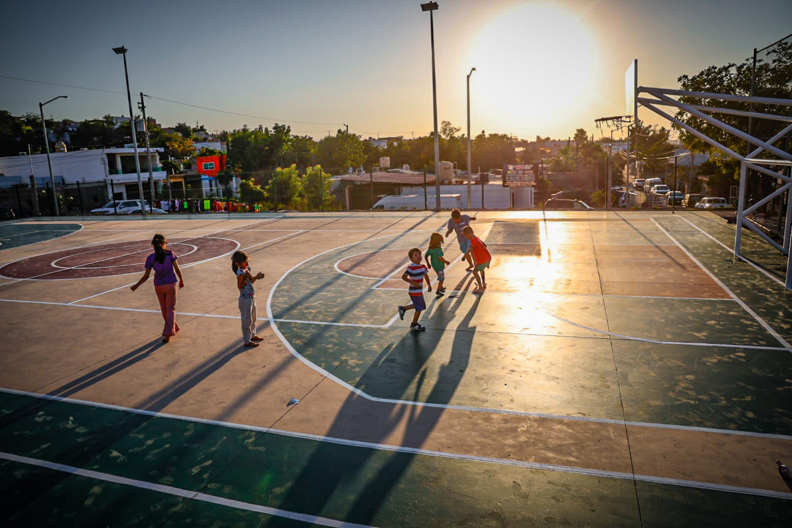 Niños juegan en cancha de Culiacán